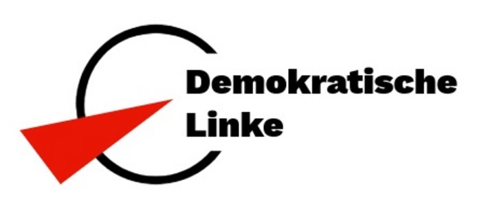 Ein roter Pfeil der sich zuspitzt von Links unten, nach rechts oben und in einen Kreis hin zeigt. Der Kreis ist mit einem schwarzen Rand und weißem Hintergrund. Der Kreis wird unterbrochen durch den Schriftzug "Demokratische Link"