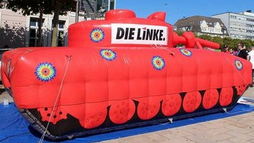 1. September Antikriegstag: 15:45 Uhr Gänsemarkt der rote Friedenspanzer kommt! Danach gehen wir zusammen zur Auftaktkundgebung zur Antikriegstagsdemonstration.