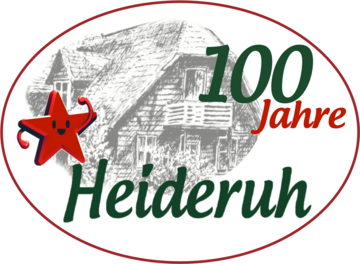 100 Jahre Heideruh. Ein roter Stern mit einem lächelnden Gesicht und Händchen die Freude ausstrahlen. Im Hintergrund das Gebäude der Begegnungsstätte