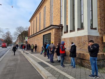 Menschen stehen in einer Schlange