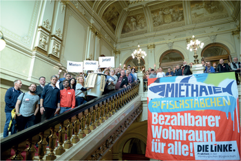 Menschengruppe mit Transparenten "Mietendeckel jetzt" und "Bezahlbarer Wohnraum für alle"