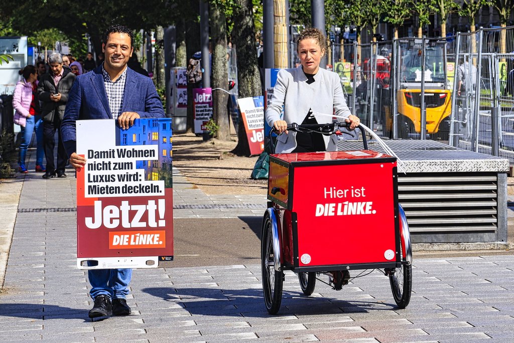 Zaklin Nastic und Deniz Celik beim Plakatieren
